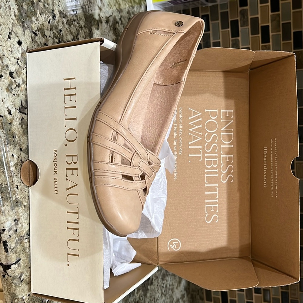 Life stride diverse taupe flats NIB